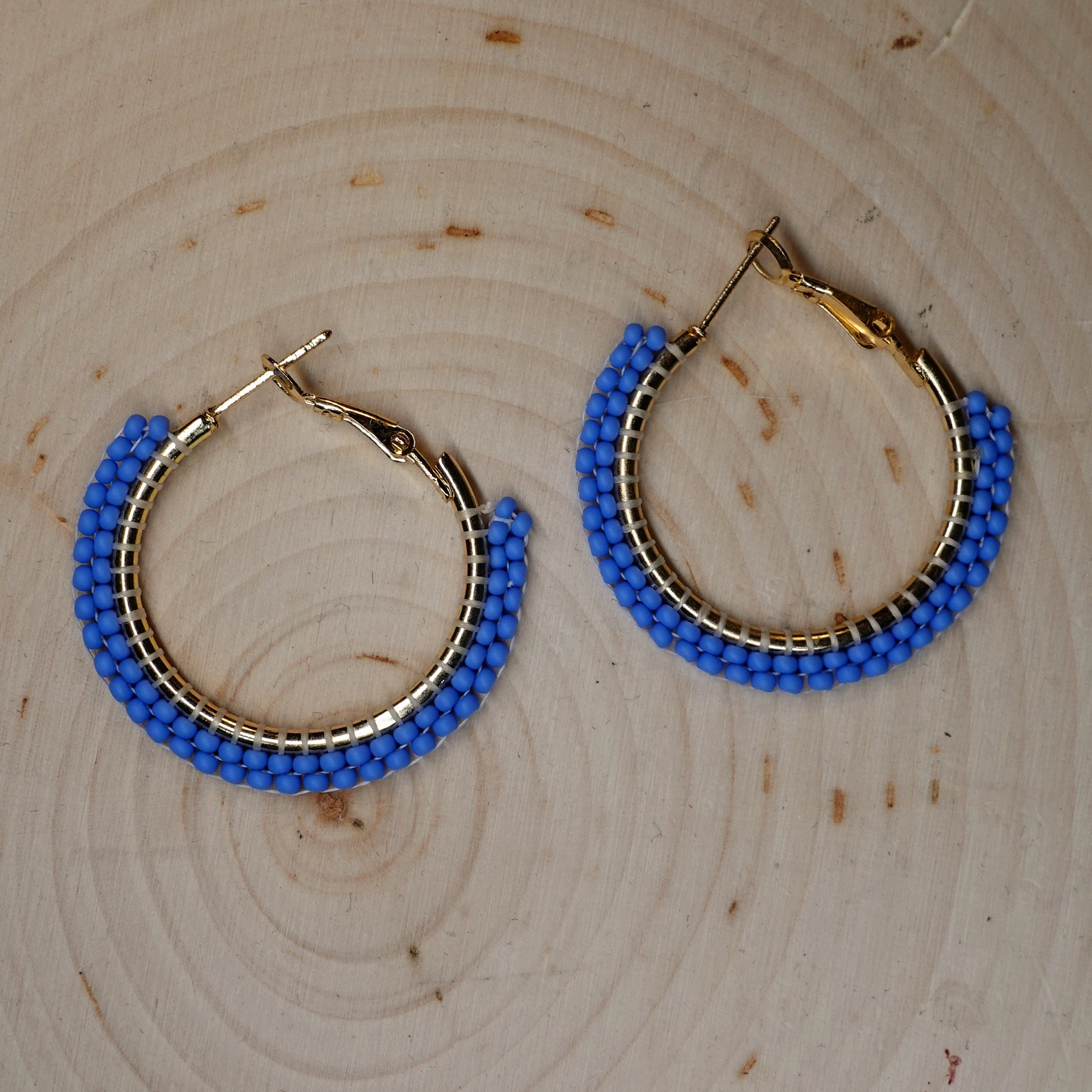 Cornflower Blue - Čík’ayela Kšúpi Čhaŋgléška - Small Beaded Hoop Earrings